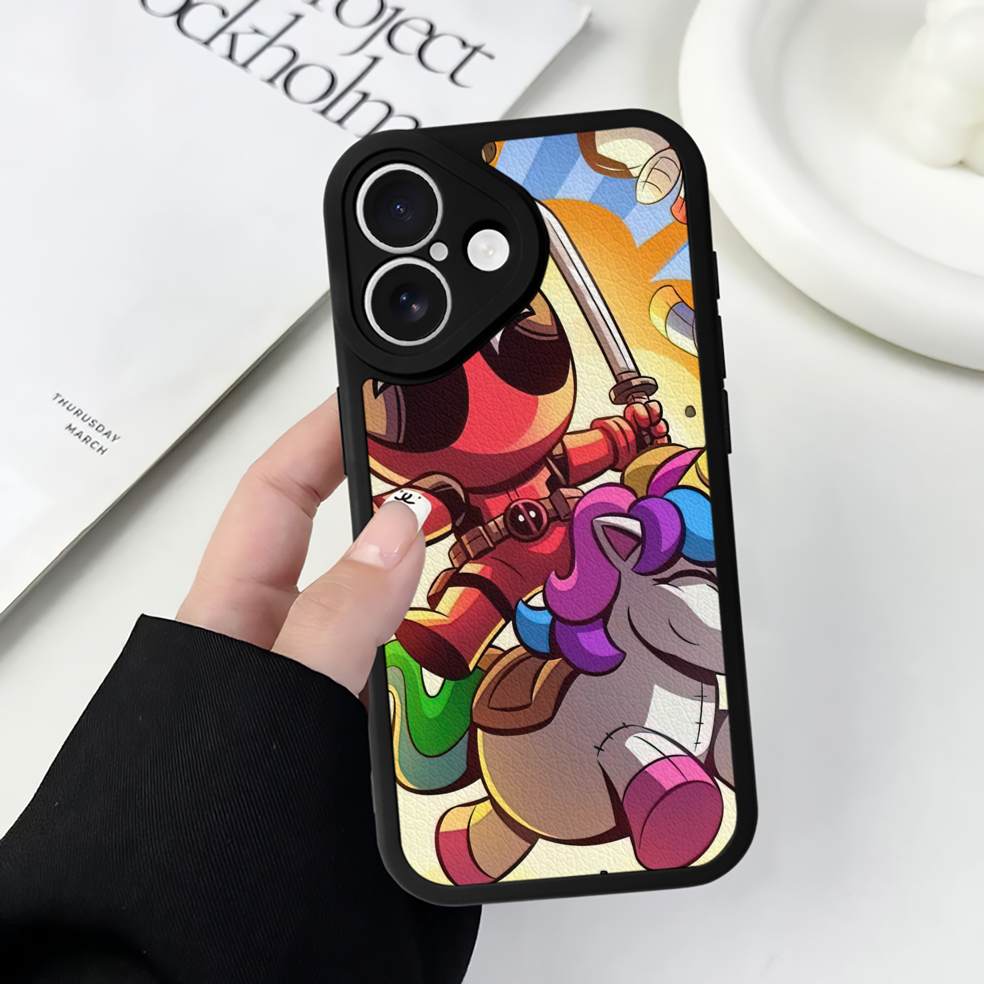 （画像用） Deadpool デッドプール 【iPhone 16シリーズ対応】シリコンスマホケース（レザー調） 材質：シリコン
